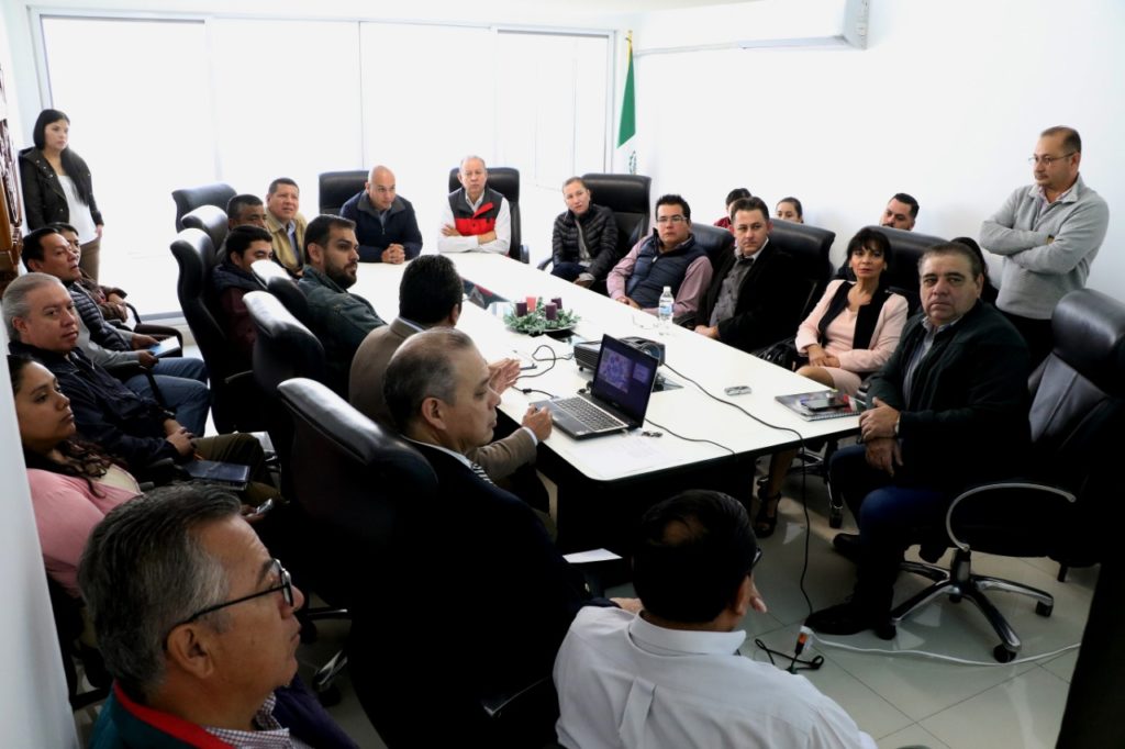 Continuando con el proceso para contar con un municipio trasparente, este martes el Presidente Municipal, Ariel Corona Rodríguez tomó protesta a los integrantes del Consejo de Mejora Regulatoria.