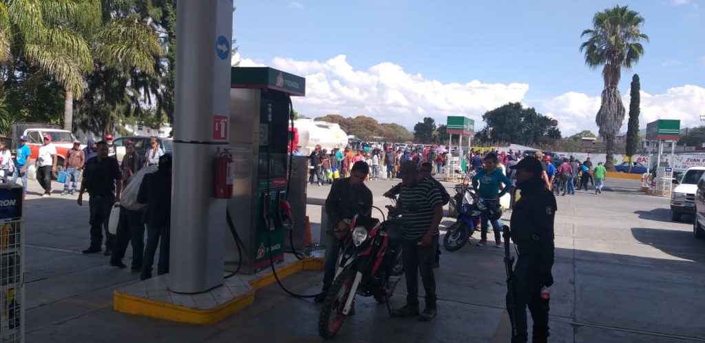 El Presidente Municipal, Lic. Alejandro Tirado Zúñiga, se reunió esta mañana con empresarios de estaciones de servicio, con la finalidad de establecer acciones preventivas y de seguridad ante el desabasto de gasolina en el municipio. 