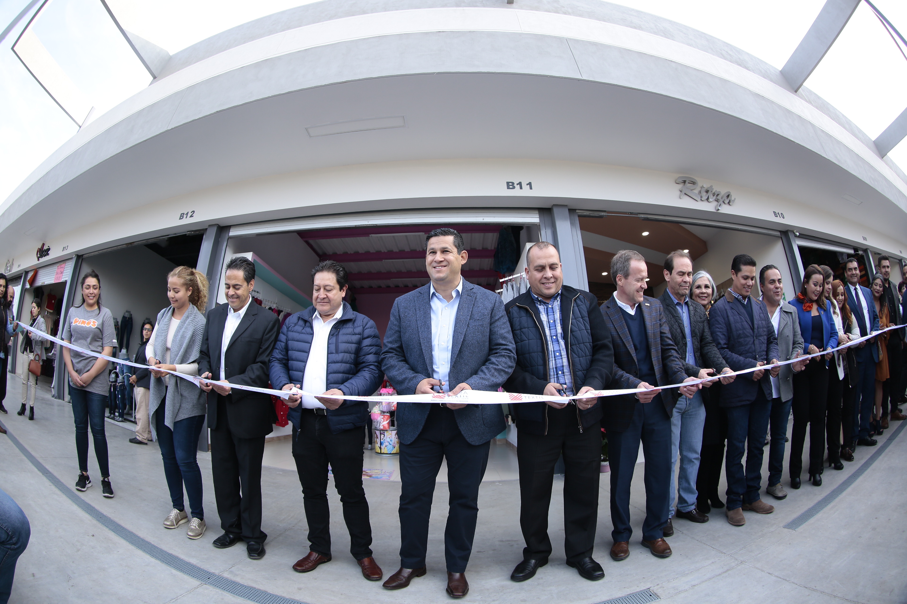 En beneficio de 360 empresarios de Moroleón y Uriangato, entregan autoridades la Plaza Textil Metropolitana.